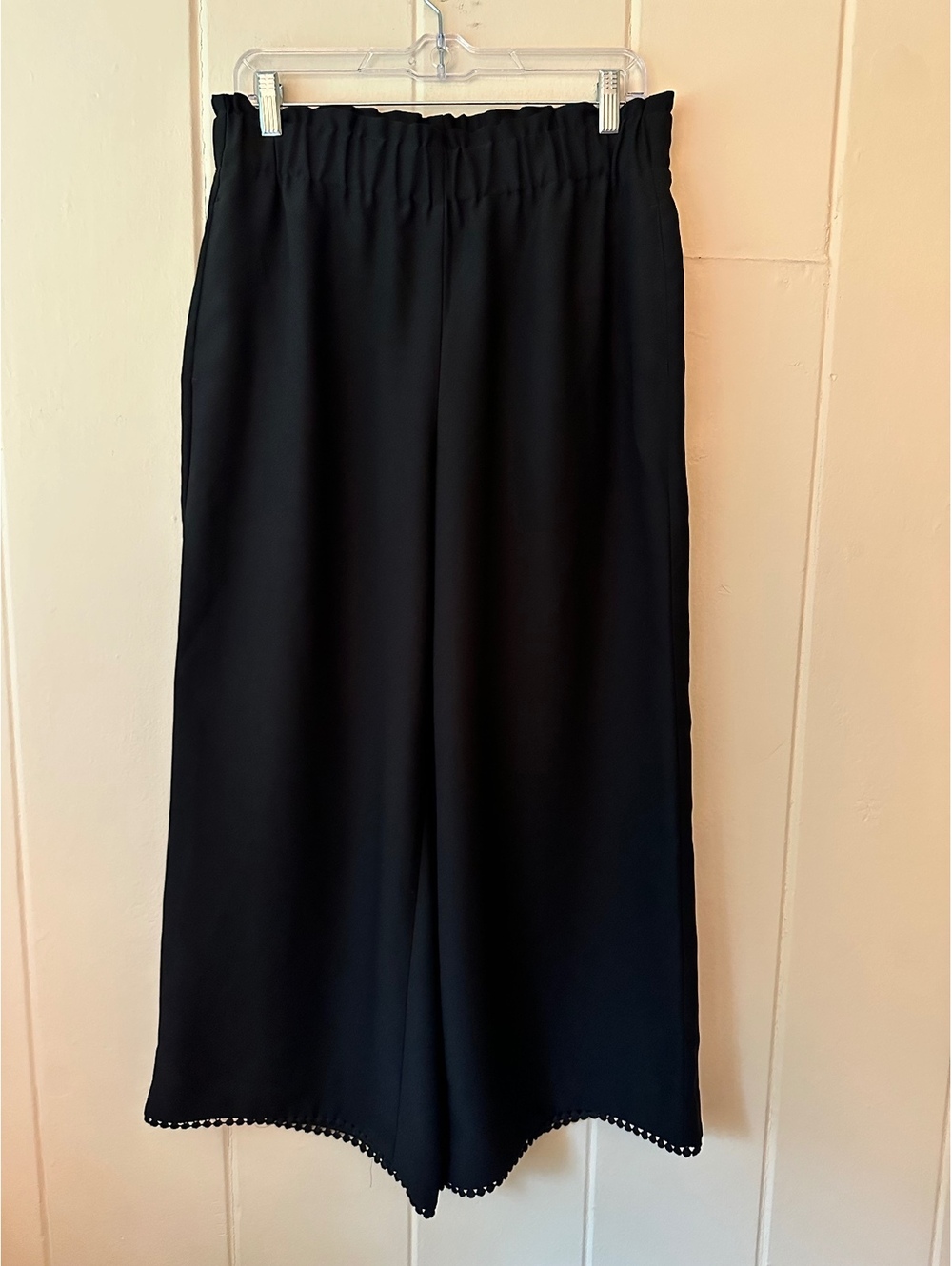 Ann Taylor Black Wide Leg Cropped Pants Pom Pom Trim Paperbag Waist Size Medium